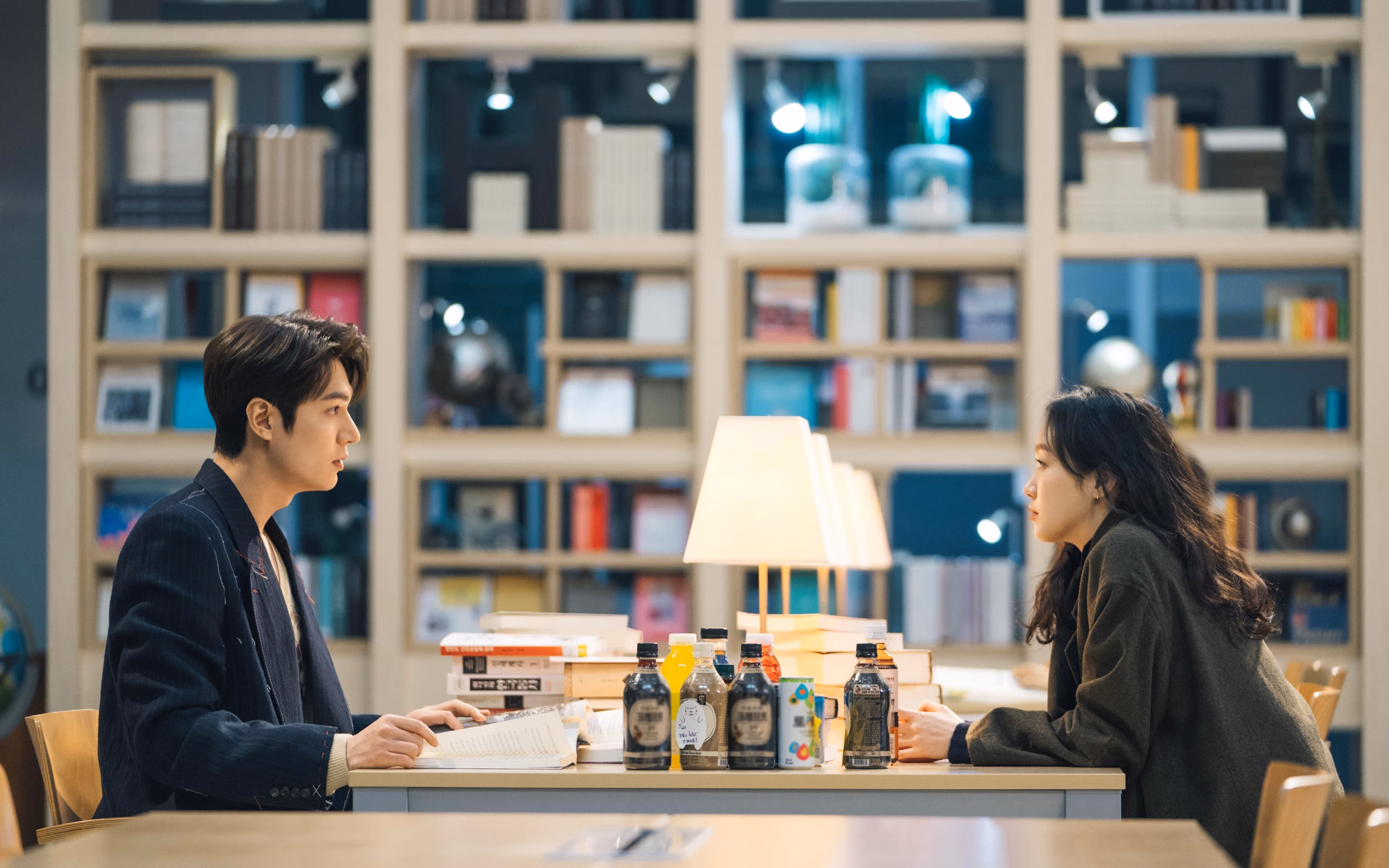 爱游戏体育官方网站-“英超迎来终章倒计时，战局扑朔迷离”，英超收官战