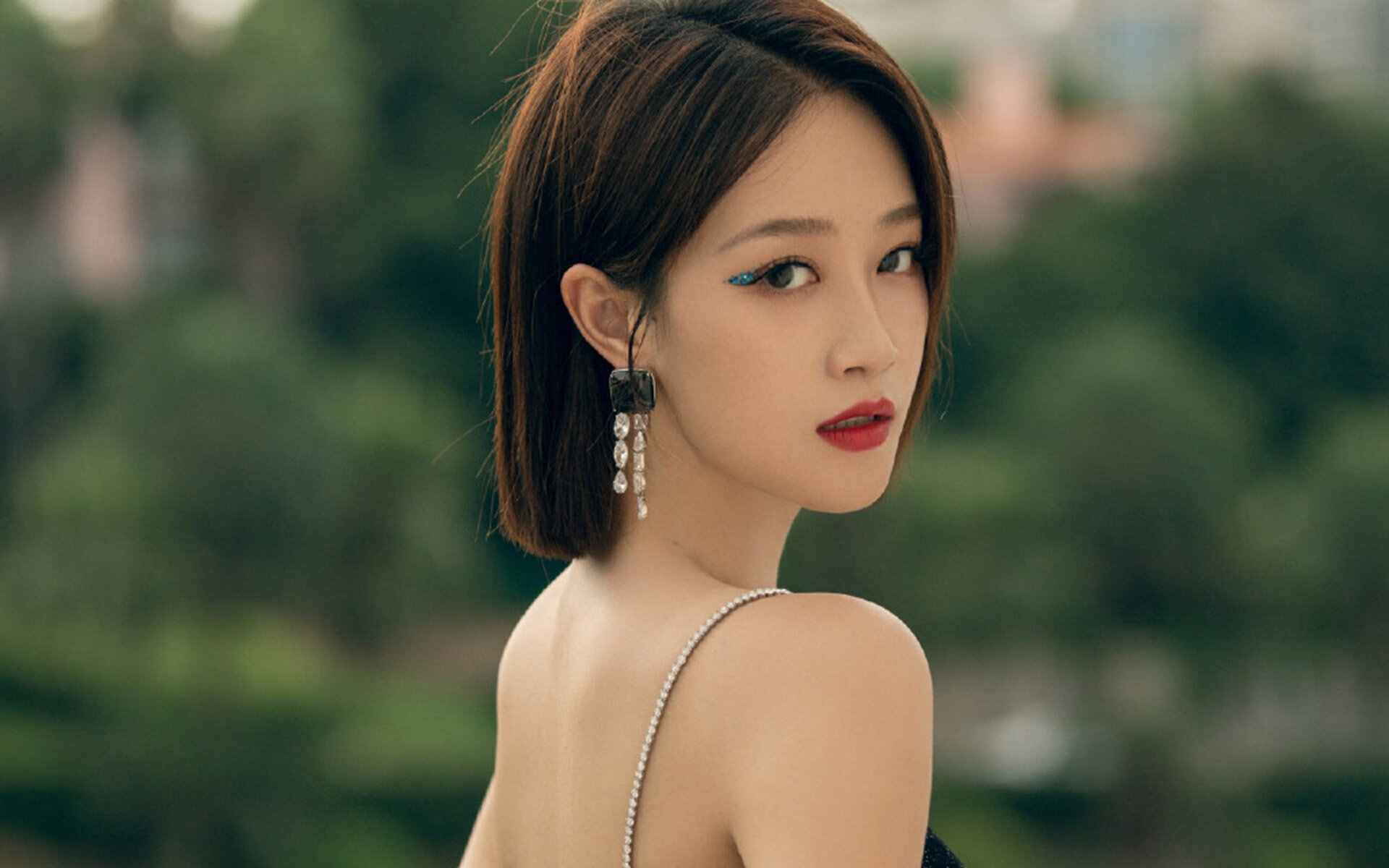 欧洲足球比赛再掀激情狂潮，球员拼尽全力，欧洲足球大赛