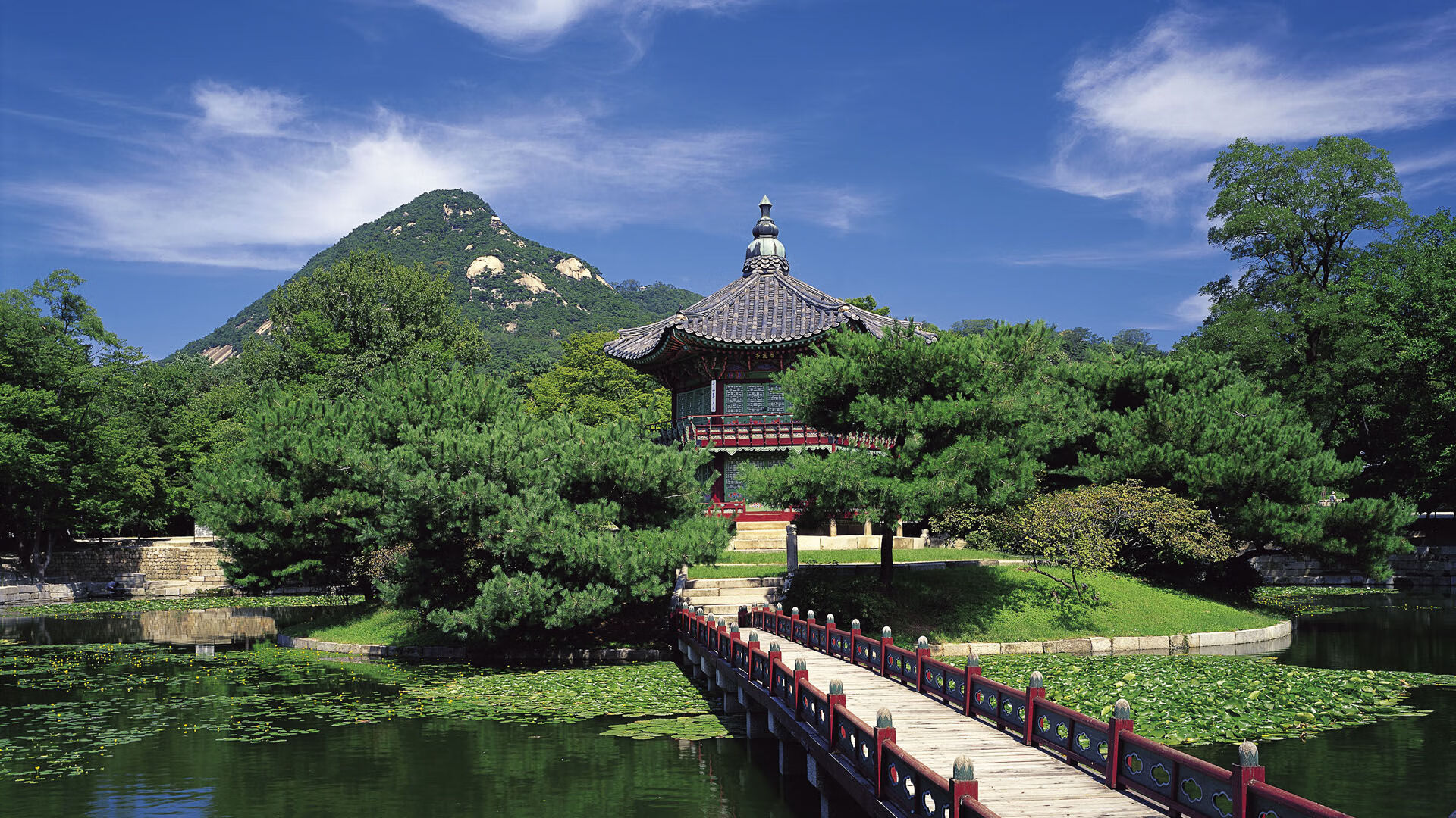 爱游戏体育-球员在比赛中展现出闪光的篮球技艺，展示出篮球