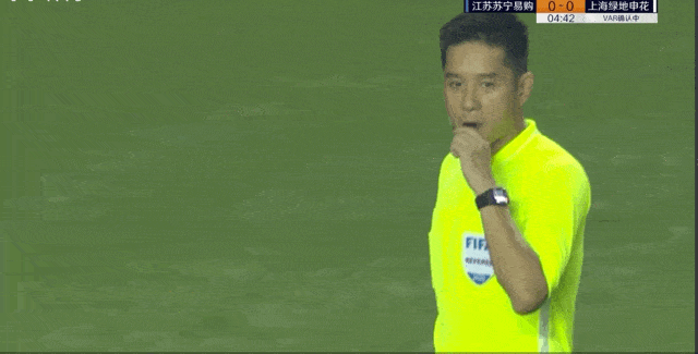 包含爱游戏:足球裁判争议判罚引争议，VAR能否解决问题？的词条