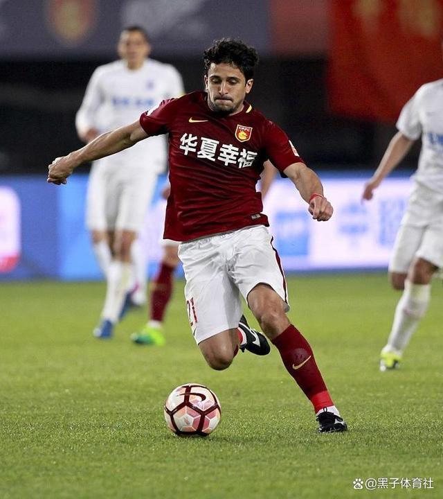 爱游戏APP:归化球员洛国富对中国足球的文化融合与社会影响的简单介绍 爱游戏APP:归化球员洛国富对中国足球的文化融合与社会影响的简单介绍