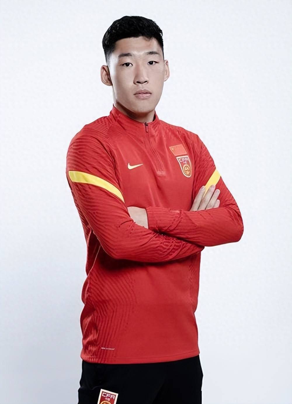 爱游戏APP:冯潇霆：分享经验，帮助年轻球员成长，为中国足球贡献力量的简单介绍