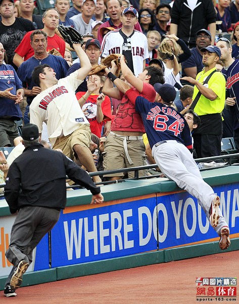 爱游戏:球迷对运动员的支持:情感与影响力的简单介绍 爱游戏:球迷对运动员的支持:情感与影响力的简单介绍